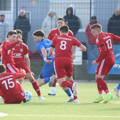 Dürens Mustapha Chahrour sieht sich dribbelnd sechs Gegenspielern gegenüber.
