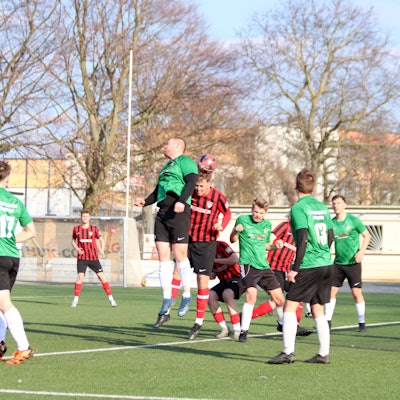Gewusel im Strafraum nach einem Eckstoß. Der Verteidiger von Flamersheim springt am Ball vorbei, der hinter ihm lauernde Erft-Spieler trifft ins Tor.