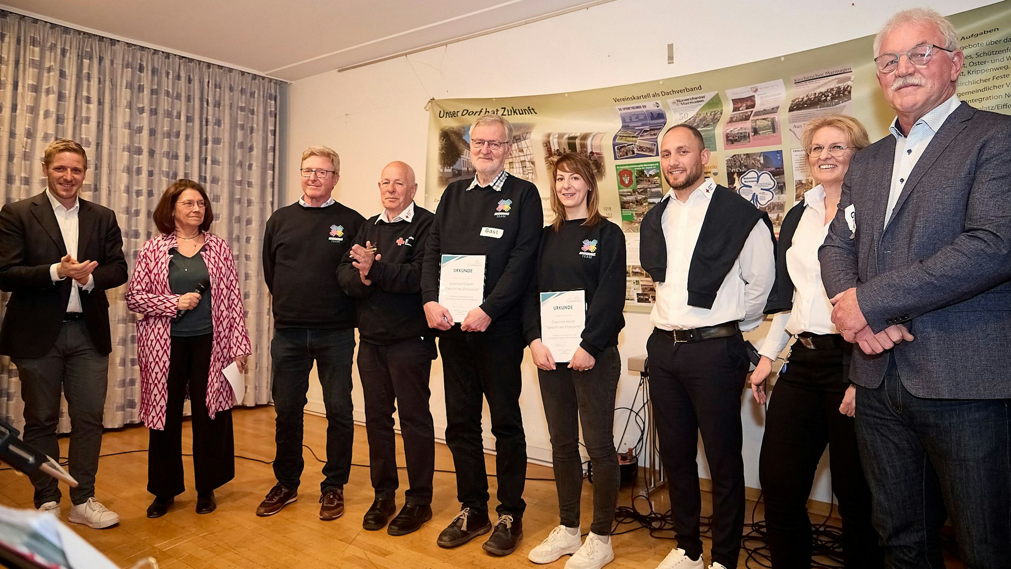 Zahlreiche Menschen stehen auf einer Bühne. Sie wurden für ihre Arbeit im Begegnungsteam rund um die Geflüchtetenunterkunft in Marmagen ausgezeichnet.