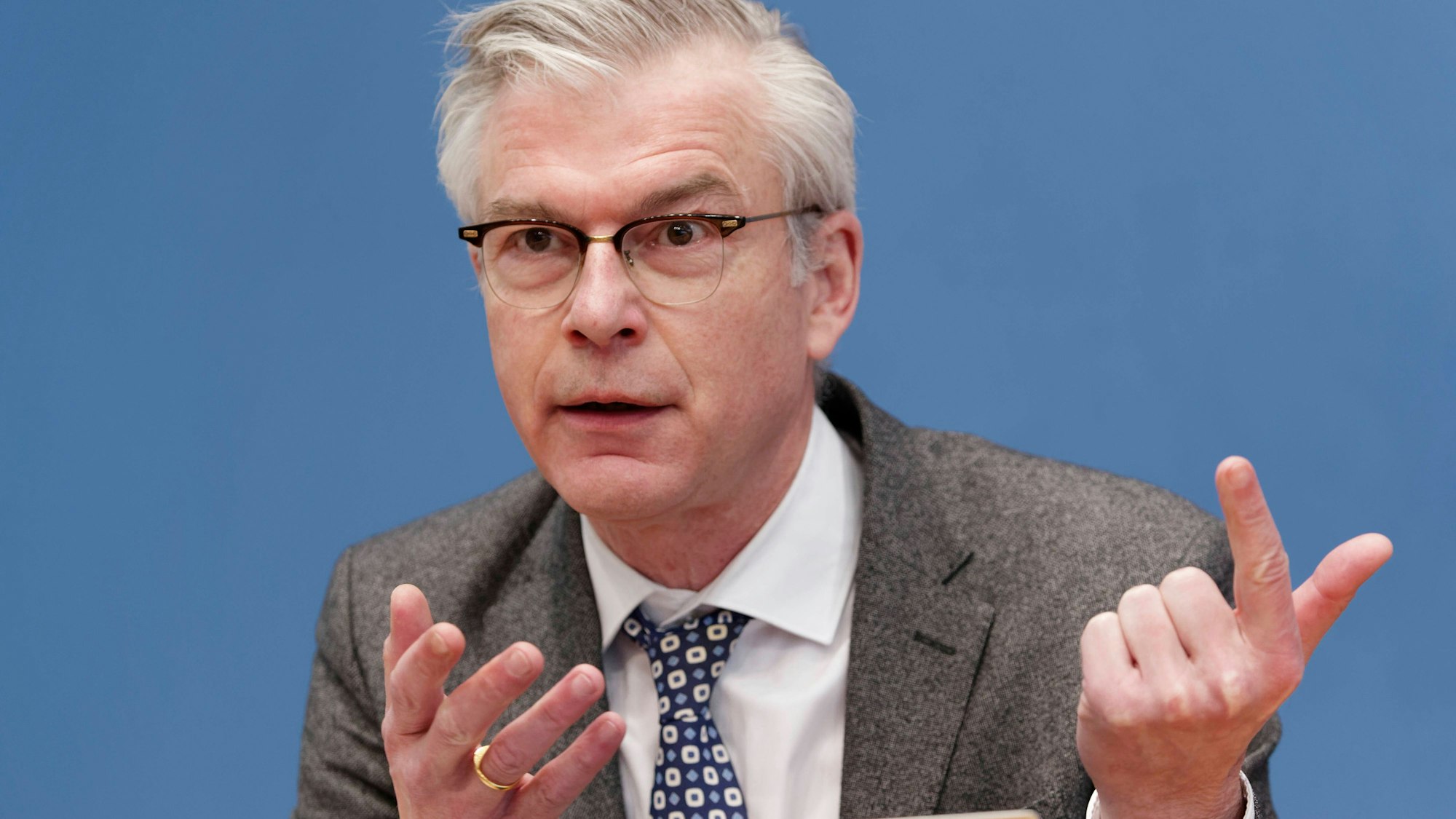 Martin Werding 2021-02-14, Deutschland, Berlin - Bundespressekonferenz: Die FDP-Bundestagsfraktion stellt ihr durch eine Studie der Ruhr-Universität Bochum gestütztes Konzept einer gesetzlichen Aktienrente nach schwedischem Vorbild vor. Im Bild Prof. Dr. Martin Werding, Lehrstuhl für Sozialpolitik und öffentliche Finanzen an der Ruhr-Universität Bochum. *** Martin Werding 2021 02 14, Germany, Berlin Federal Press Conference The FDP parliamentary group in the Bundestag presents its concept of a statutory equity pension based on the Swedish model, supported by a study conducted by the Ruhr University Bochum In the picture Prof Dr Martin Werding, Chair of Social Policy and Public Finance at the Ruhr University Bochum