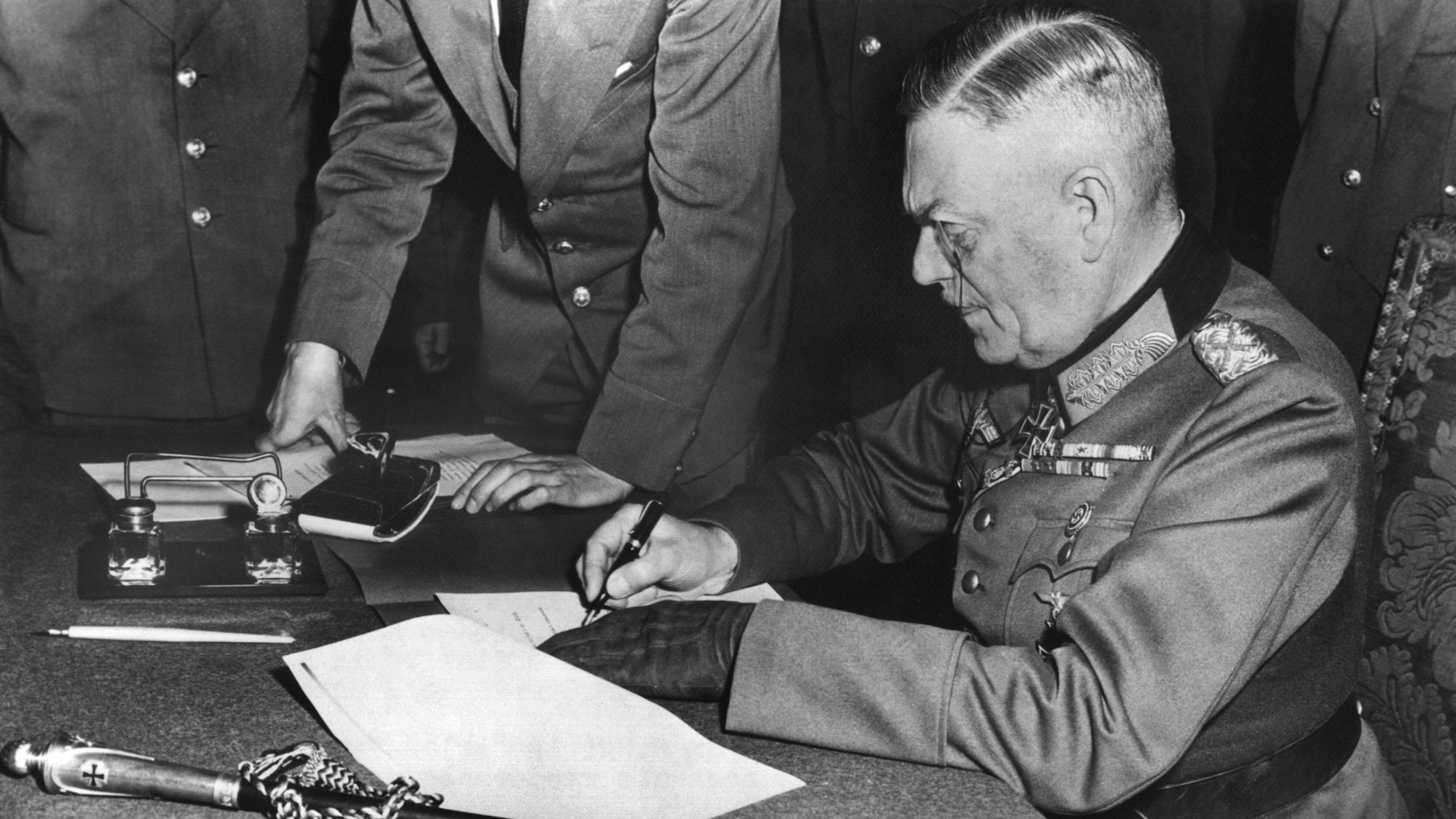 Feldmarschall Wilhelm Keitel, Oberkommandierender der Wehrmacht (1938-45), unterschreibt in Berlin-Karlshorst die Kapitulations-Urkunde der deutschen Wehrmacht (Archivbild vom 09.05.1945).