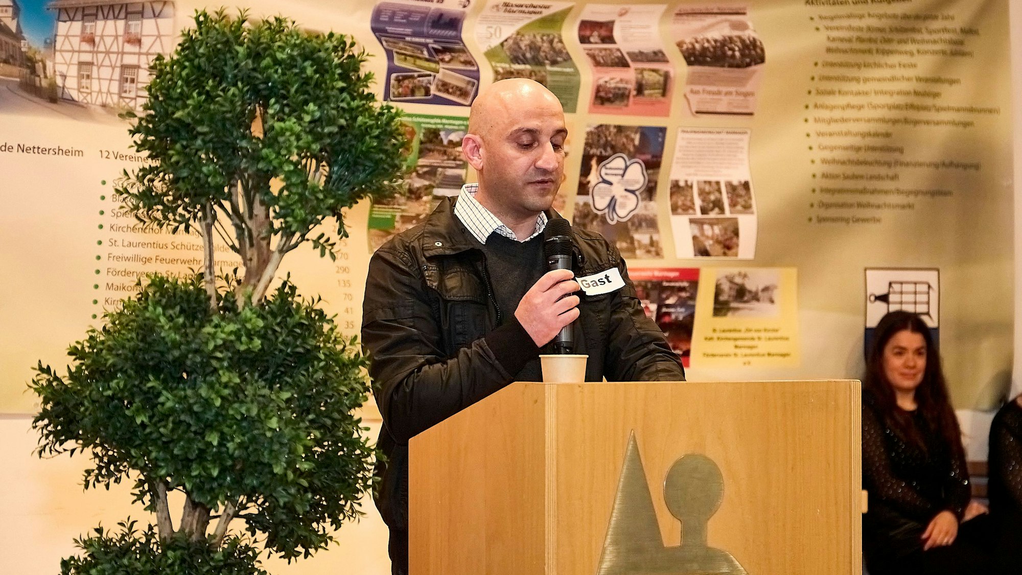 Als ehemaliger Bewohner der Einrichtung in Marmagen schilderte Farhad Molla Khalilzadeh Band seine Wahrnehmungen.