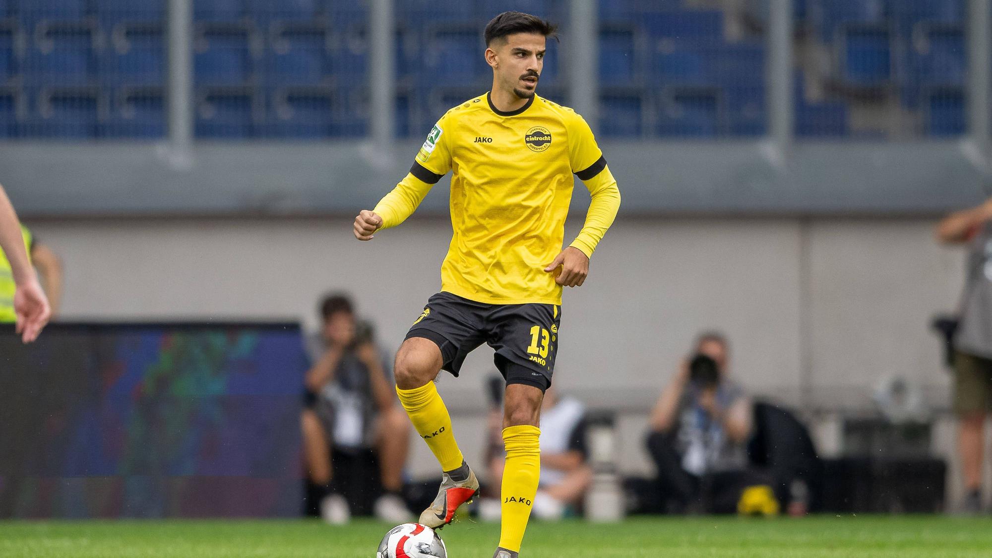 Firat Tuncer von Eintracht Hohkeppel bei einer Spielsituation.