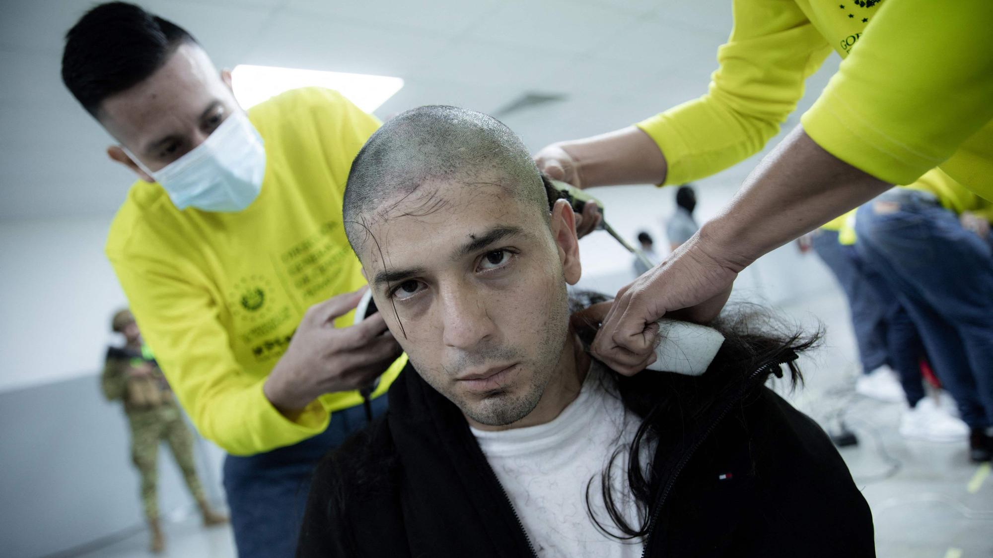 Hunderte vermeintliche Mitglieder des venezolanischen Verbrecherkartells Tren de Aragua wurden unter massiven Sicherheitsvorkehrungen nach El Salvador gebracht.