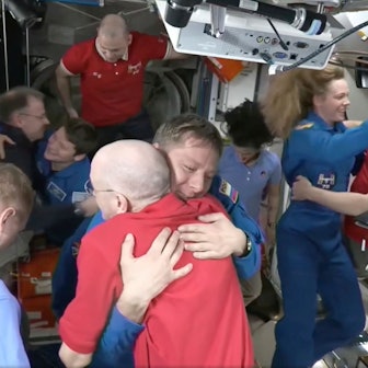 Der Astronaut Don Pettit (M,unten) umarmt Kirill Peskov, nachdem die SpaceX-Kapsel an die Internationale Raumstation (ISS) angedockt hat.