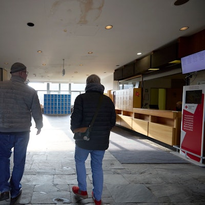 Leergeräumt und funktional ist der Bereich der Anmeldung in der ehemaligen Eifelhöhen-Klinik in Nettersheim-Marmagen. Sie wird noch wenige Wochen als Unterkunft für Geflüchtete genutzt.