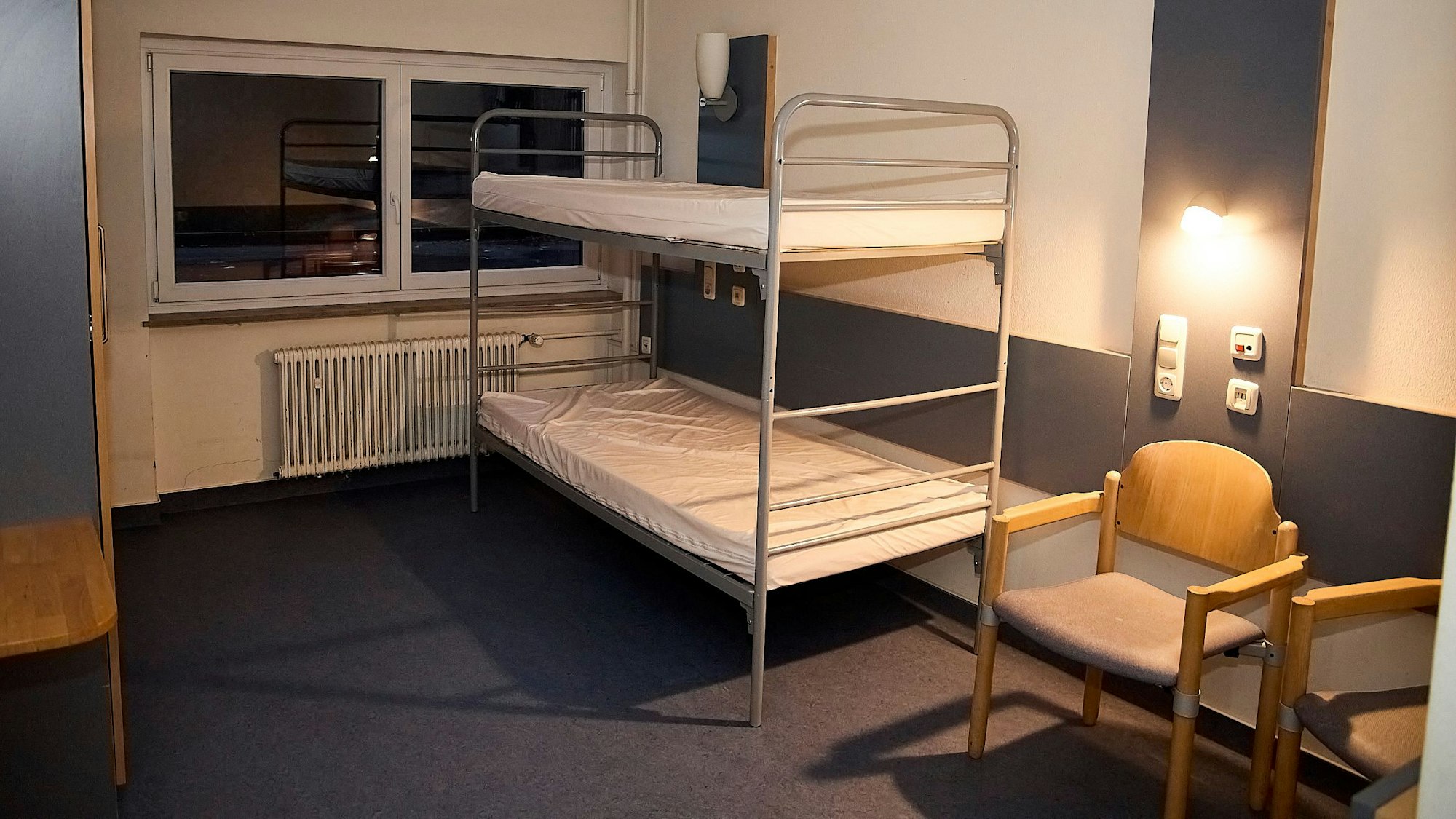 Ein Stockbett steht in einem Zimmer der Geflüchtetenunterkunft in der ehemaligen Eifelhöhen-Klinik in Marmagen.