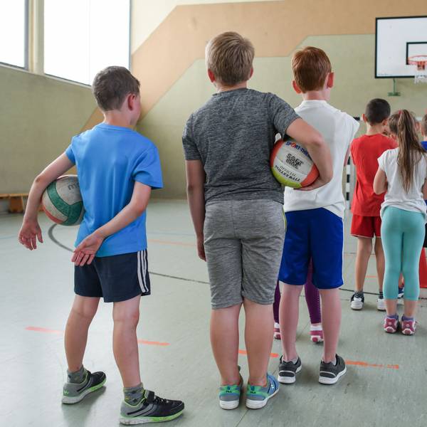 Bälle spielen im Schulsport eine wichtige Rolle (Symboldbild).