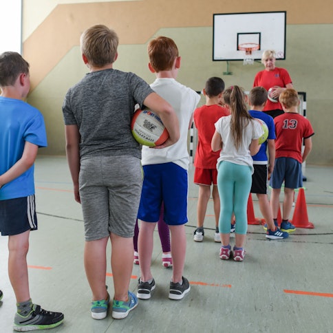 Bälle spielen im Schulsport eine wichtige Rolle (Symboldbild).