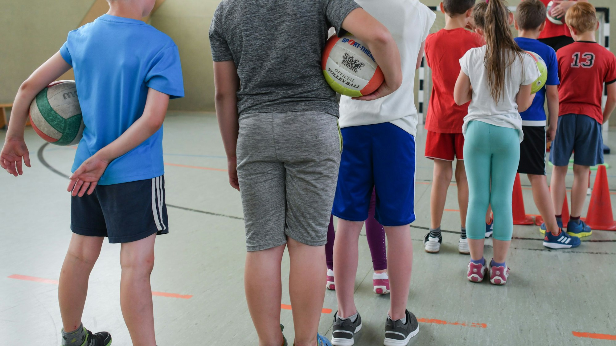 Bälle spielen im Schulsport eine wichtige Rolle (Symboldbild).