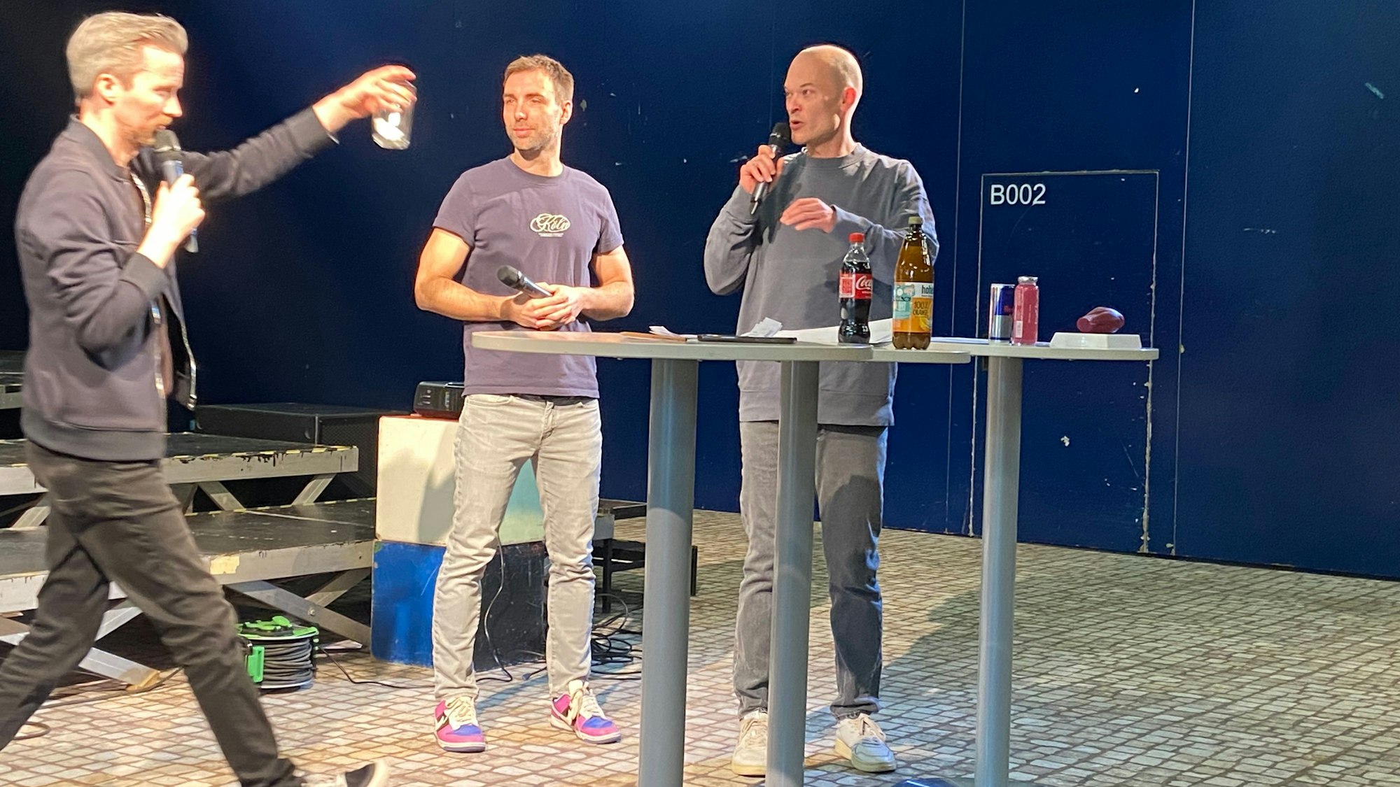 Zuckerquiz beim Live Podcast: Lars Göllnitz und die Kardiologen Hanno Wied und Dennis Rottländer (von links) sprechen über die Energiebilanz von Getränken.
