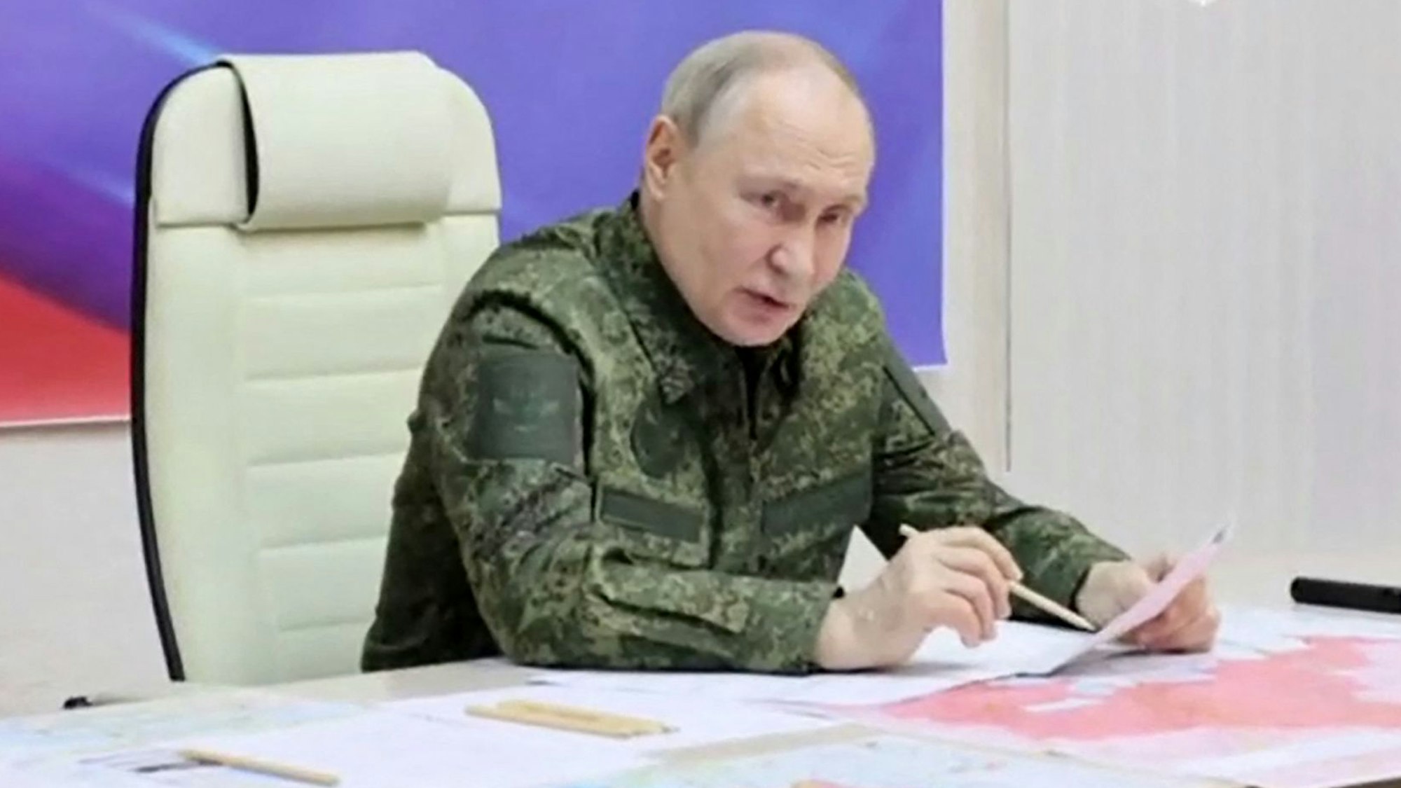 Eine Aufnahme des Kremls zeigt Wladimir Putin in Militäruniform. Der Kremlchef hatte in der letzten Woche russische Truppen in Kursk besucht. (Archivbild)