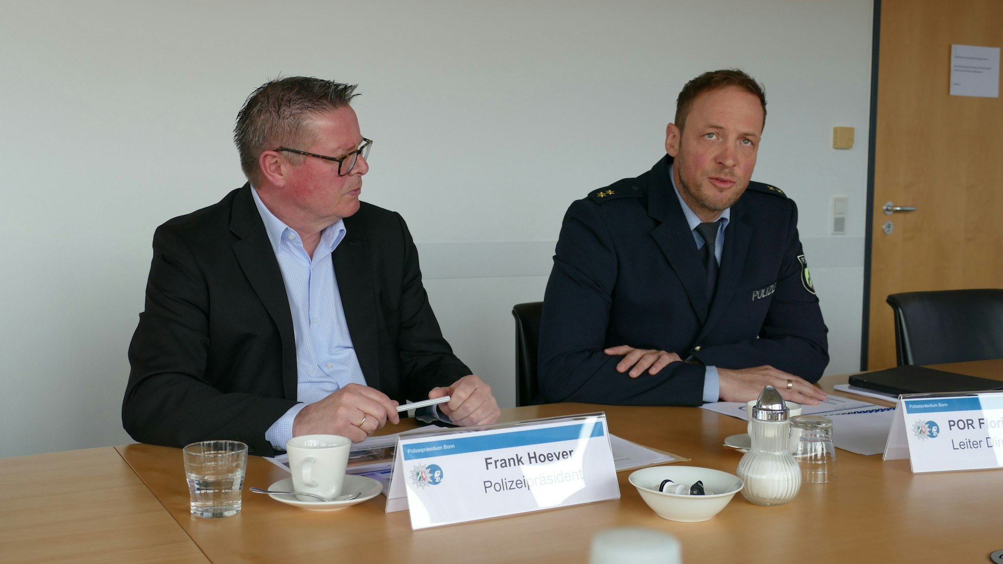 Bonns Polizeipräsident Frank Hoever sitzt links, und Florian Seemann, Leiter der Verkehrsdirektion, rechts