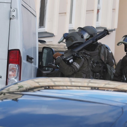 Das bild zeigt Polizisten eines Spezialeinsatzkommandos (SEK) die in der Altstadt Geras im Einsatz sind, in der der Tatverdächtige wohnen soll, der am Vortrag seine Ehefrau in einer Straßenbahn angezündet haben soll. Am Montagmorgen stellte er sich der Polizei.