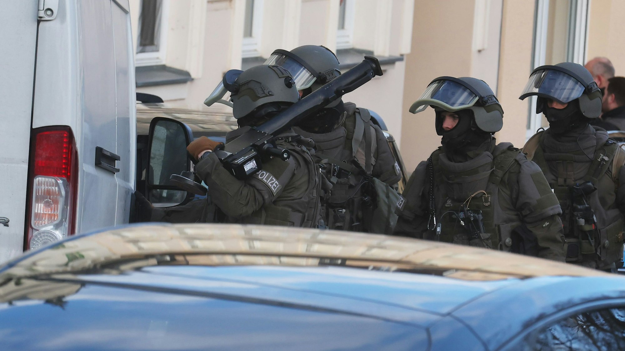 Das bild zeigt Polizisten eines Spezialeinsatzkommandos (SEK) die in der Altstadt Geras im Einsatz sind, in der der Tatverdächtige wohnen soll, der am Vortrag seine Ehefrau in einer Straßenbahn angezündet haben soll. Am Montagmorgen stellte er sich der Polizei.