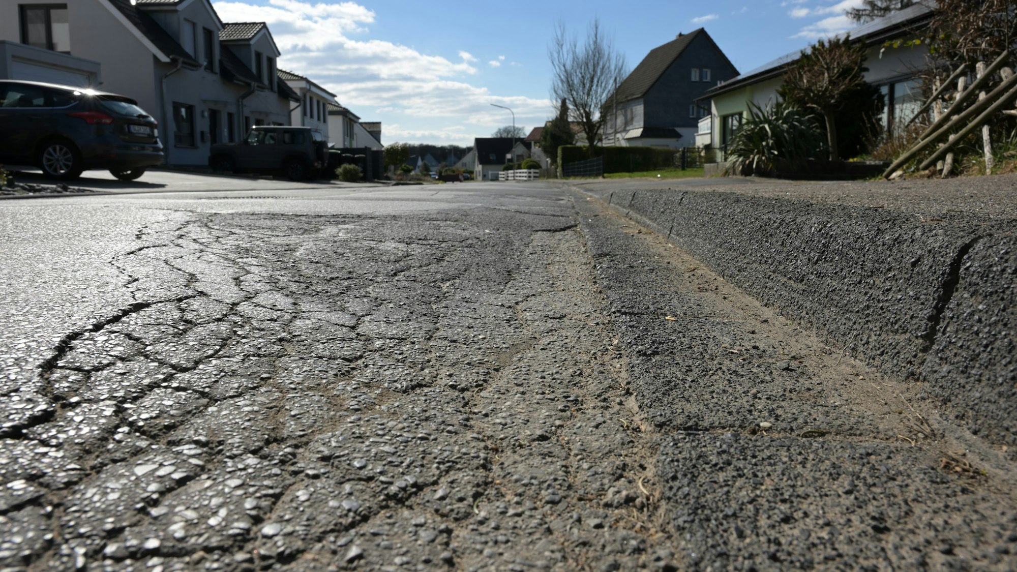 Eine schadhafte Asphaltdecke einer Straße.