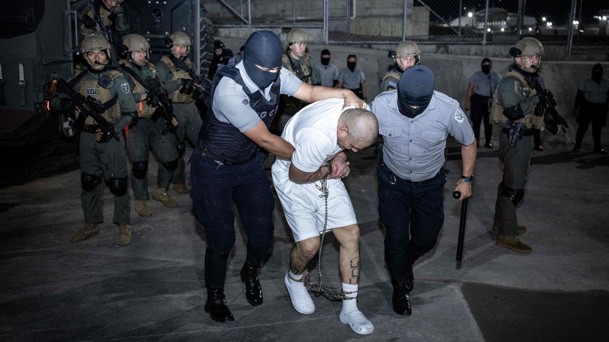 This handout picture released on March 16, 2025, by El Salvador's Presidency press office shows the arrival of alleged members of the Venezuelan criminal organization Tren de Aragua at the Terrorism Confinement Center (CECOT) in the city of Tecoluca, El Salvador. The United States has sent over 200 alleged members of a Venezuelan gang to be imprisoned in El Salvador, President Nayib Bukele said Sunday, after US counterpart Donald Trump invoked wartime authorities to expel migrants. (Photo by Handout / EL SALVADOR'S PRESIDENCY PRESS OFFICE / AFP) / RESTRICTED TO EDITORIAL USE - MANDATORY CREDIT "AFP PHOTO / EL SALVADOR'S PRESIDENCY PRESS OFFICE" - NO MARKETING NO ADVERTISING CAMPAIGNS - DISTRIBUTED AS A SERVICE TO CLIENTS