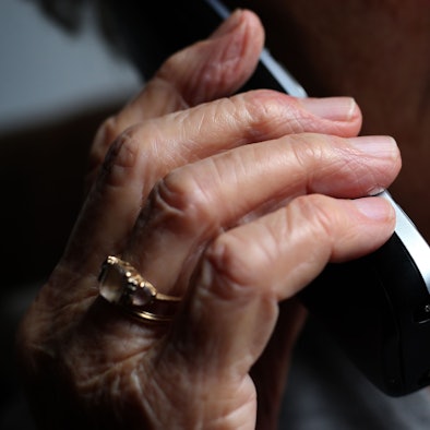 Eine ältere Frau telefoniert mit einem schnurlosen Festnetztelefon (Symbolfoto).