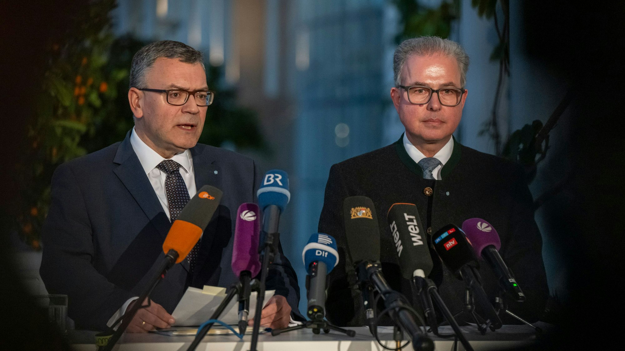 Florian Herrmann (l, CSU) und Florian Streib (r), Freie-Wähler-Fraktionschef, geben nach dem Treffen des Koalitionsausschusses von CSU und Freien Wählern ein Statement ab.