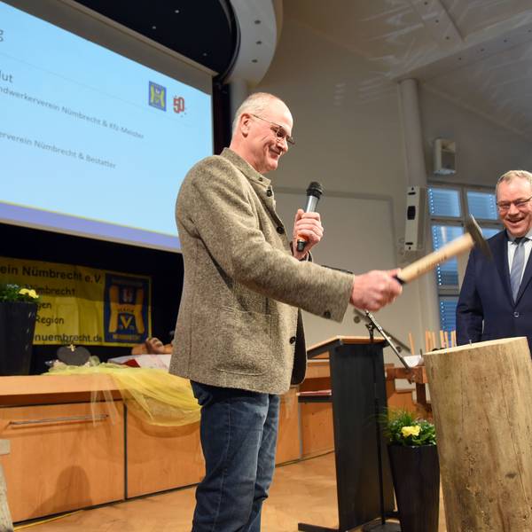 Jeder musste Geschick am Hammer beweisen, sogar auch Reinhard Jungblut (links), der Vorsitzende des Nümbrechter Handwerkervereins. Gastredner Marcus Lang sieht mit Freude zu.