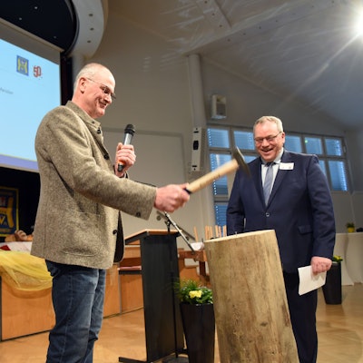 Jeder musste Geschick am Hammer beweisen, sogar auch Reinhard Jungblut (links), der Vorsitzende des Nümbrechter Handwerkervereins. Gastredner Marcus Lang sieht mit Freude zu.