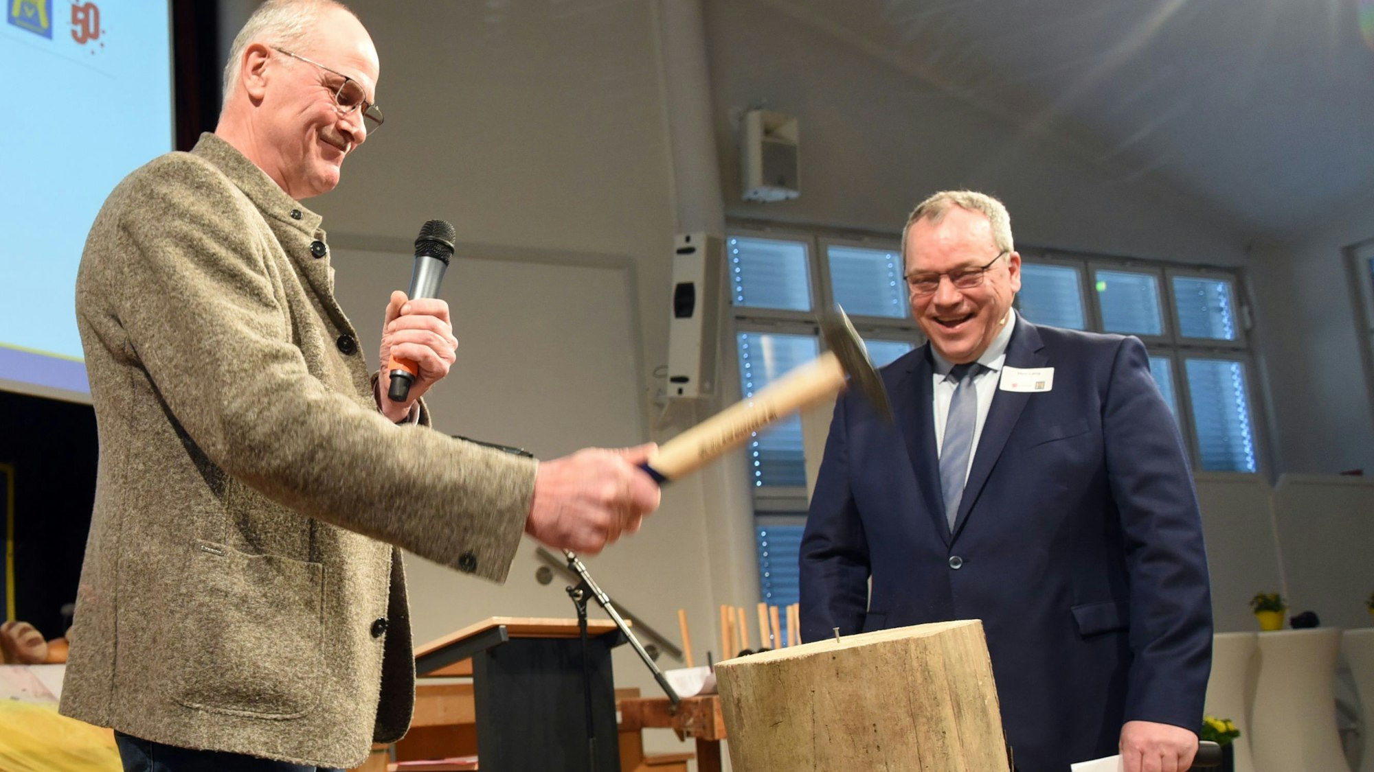 Jeder musste Geschick am Hammer beweisen, sogar auch Reinhard Jungblut (links), der Vorsitzende des Nümbrechter Handwerkervereins. Gastredner Marcus Lang sieht mit Freude zu.