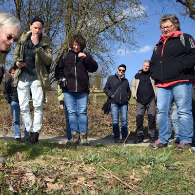 Während des Workshops „Gartenglück leicht gemacht“ im Lindlarer LVR-Freilichtmuseum ging die Fachfrau Marianne Frielingsdorf (links) mit den Teilnehmenden auch in die Praxis.