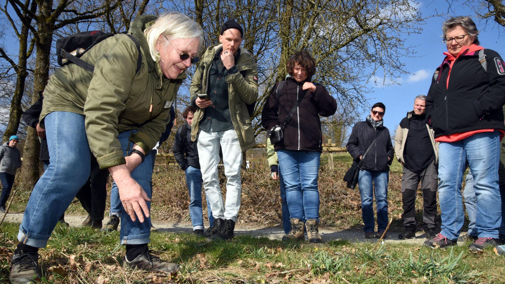 Während des Workshops „Gartenglück leicht gemacht“ im Lindlarer LVR-Freilichtmuseum ging die Fachfrau Marianne Frielingsdorf (links) mit den Teilnehmenden auch in die Praxis.