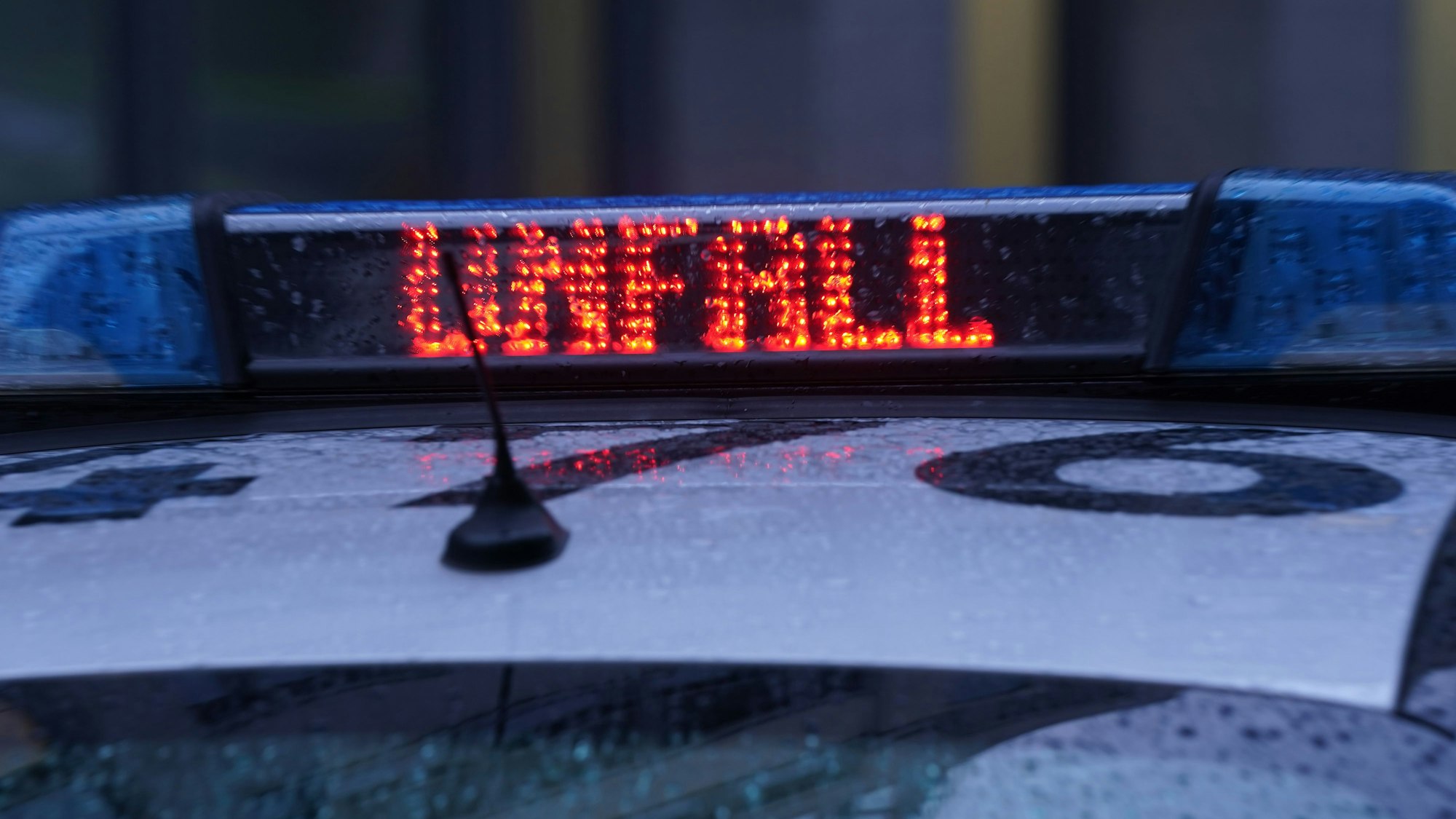 Der Schriftzug "Unfall" ist neben dem Blaulicht auf dem Dach eines Polizeiautos zu lesen.