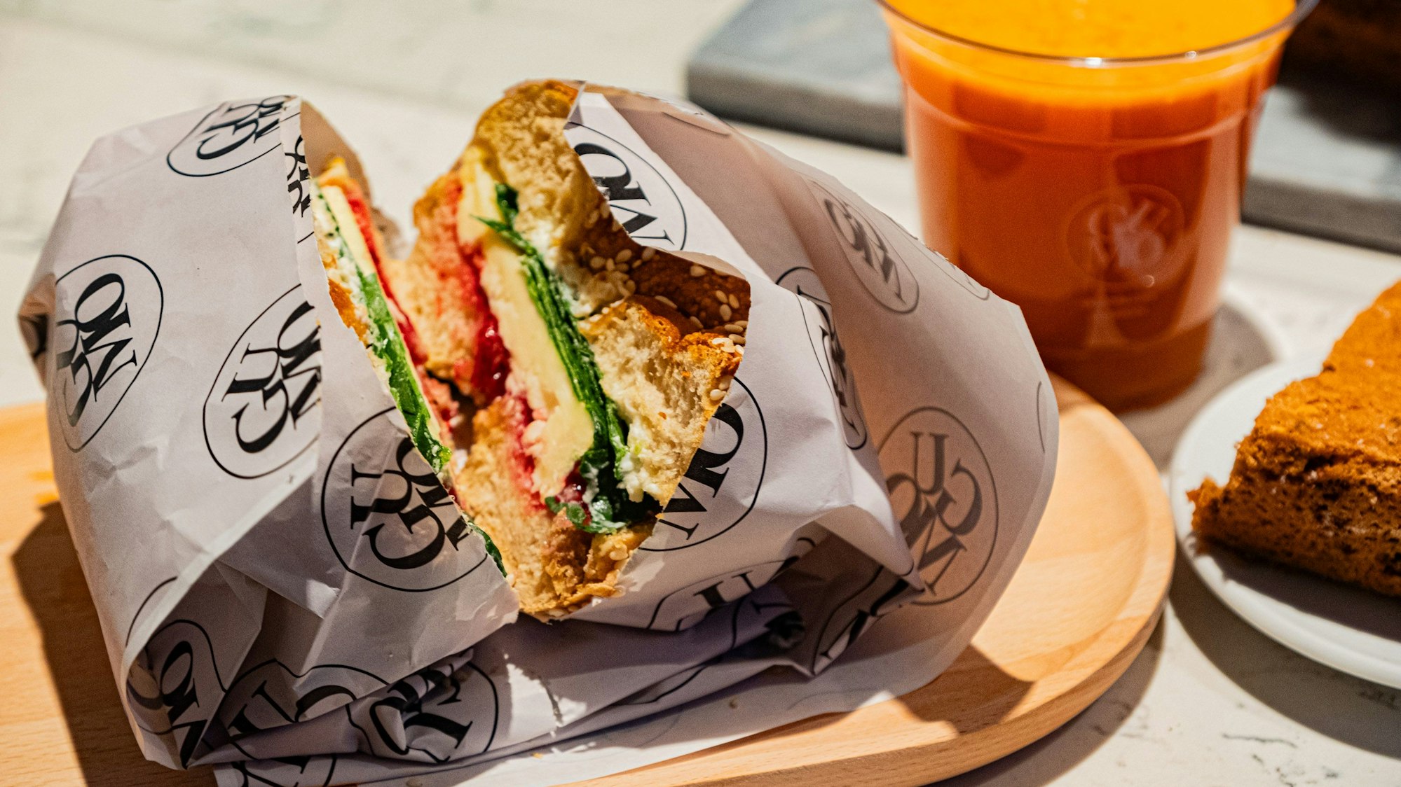 Der Trüffel-Camembert Bagel mit Trüffel-Crème, Spinat und Preiselbeeren