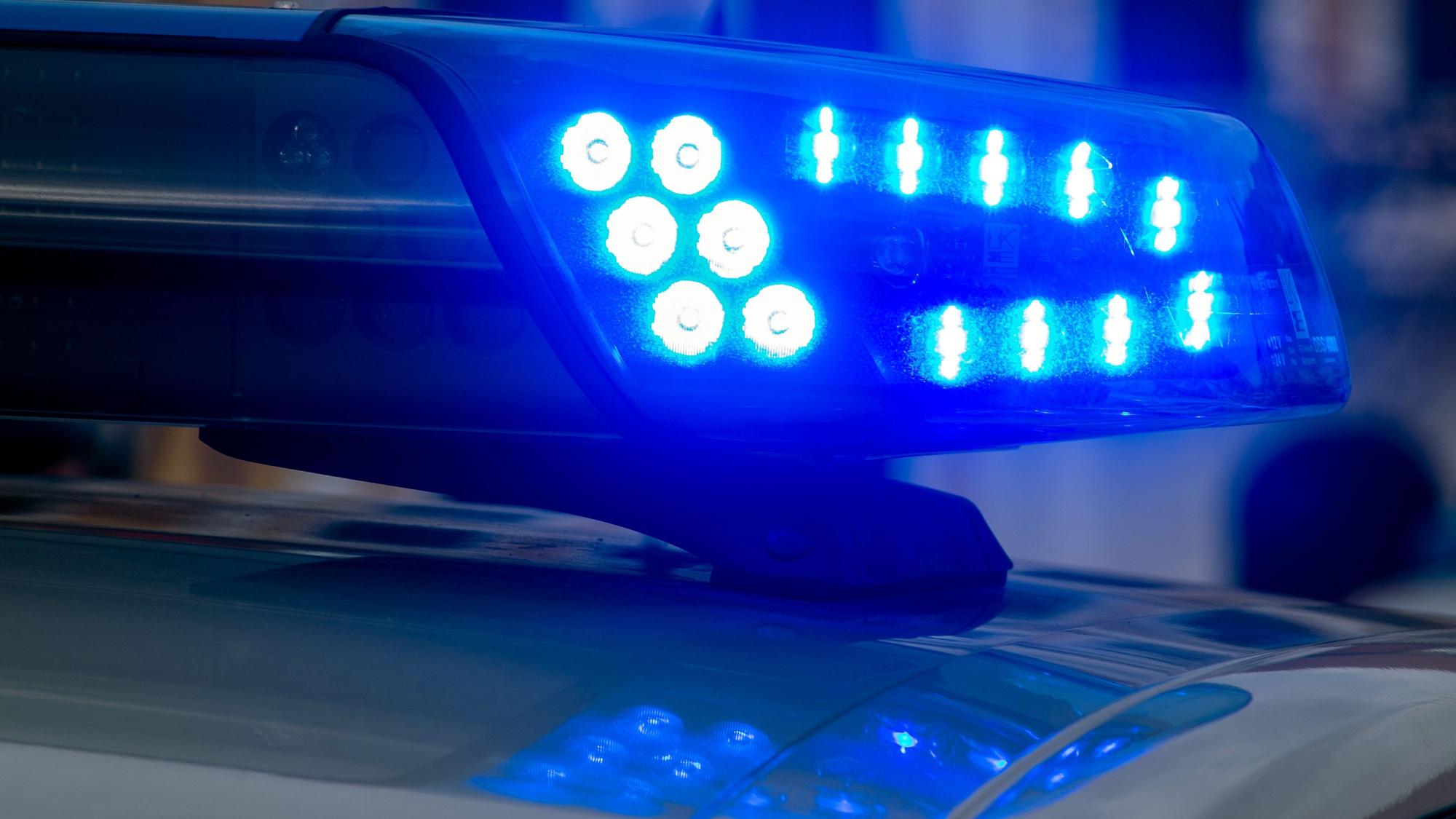 Ein Blaulicht der Polizei leuchtet auf.