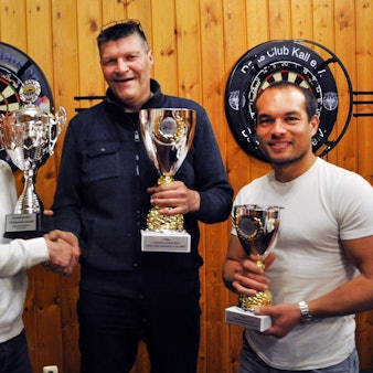 Das Bild zeigt die vier Männer mit Siegerpokalen.