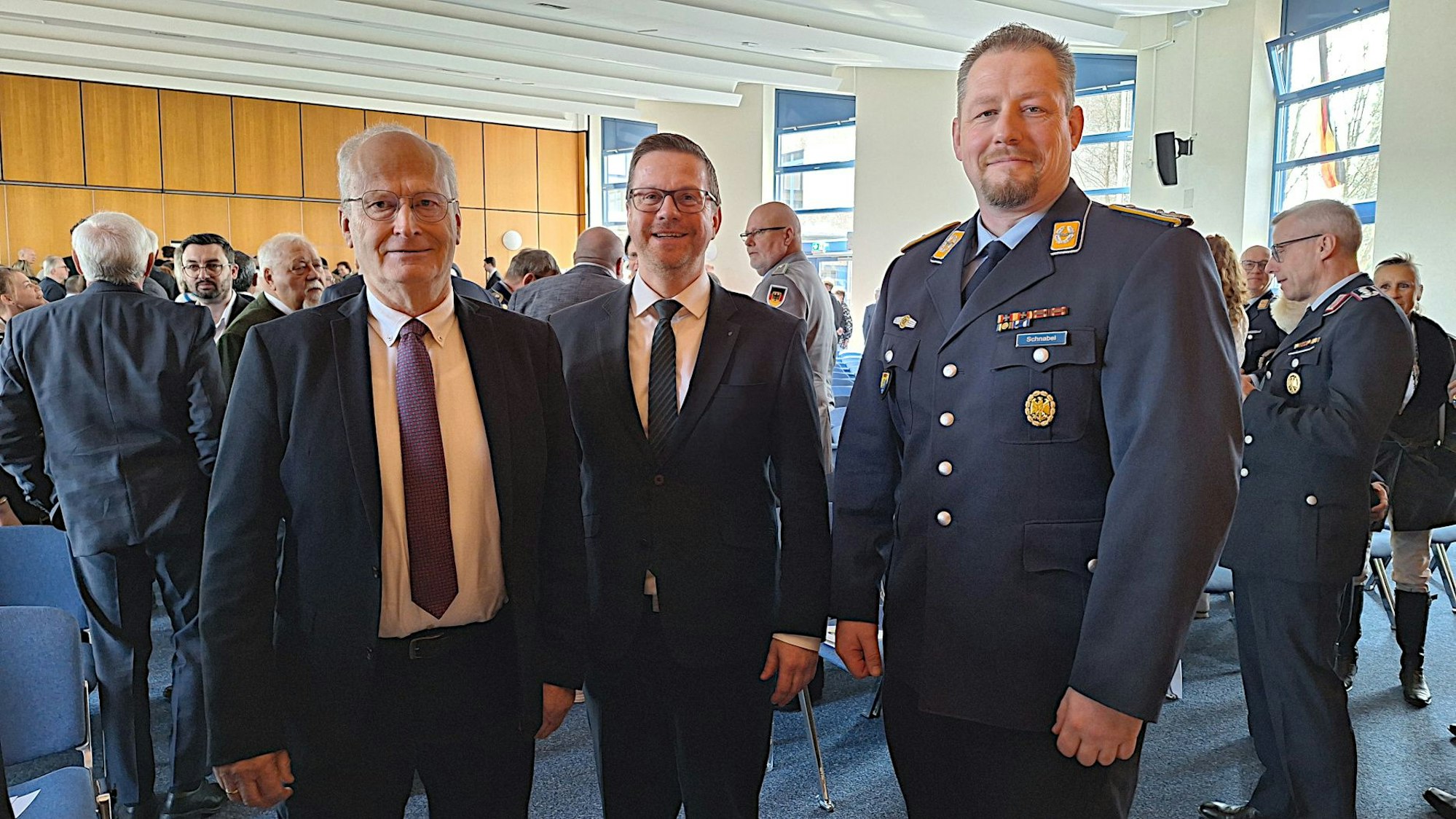 Die drei Männer haben sich für ein Foto aufgestellt.