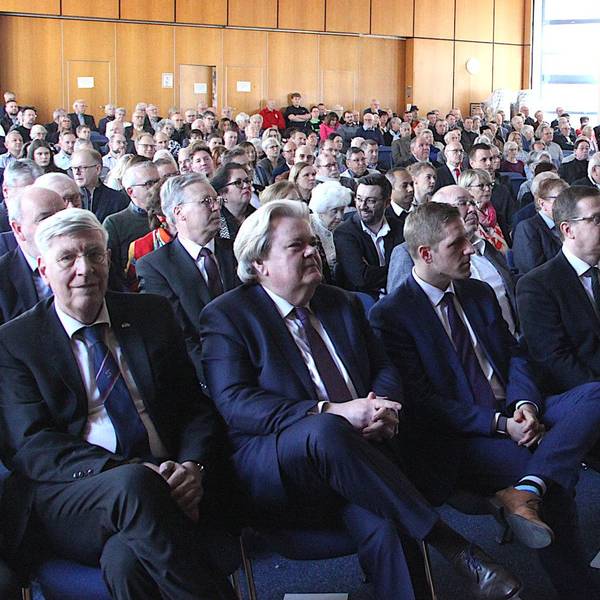 Ein Blick in die fast voll besetzte Aula der Schule.