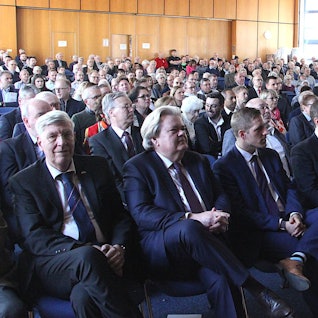 Ein Blick in die fast voll besetzte Aula der Schule.