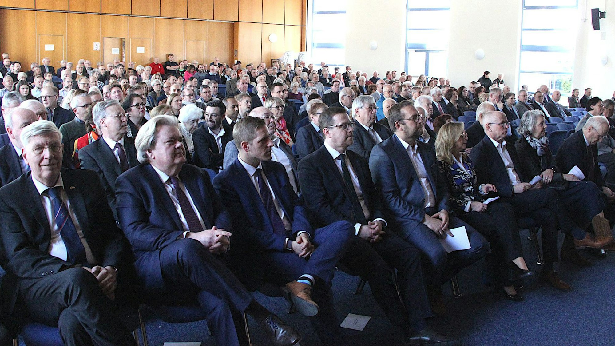 Ein Blick in die fast voll besetzte Aula der Schule.