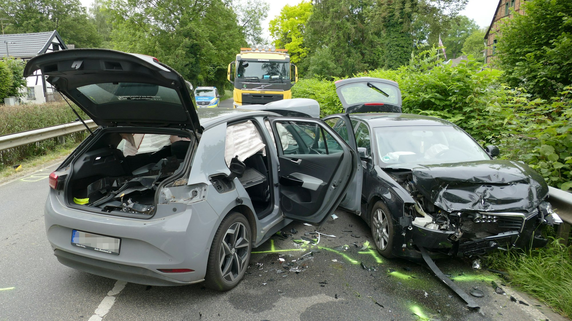 Zwei Fahrzeuge sind im Juni 2024 in Pech zusammengeprallt und stark beschädigt.