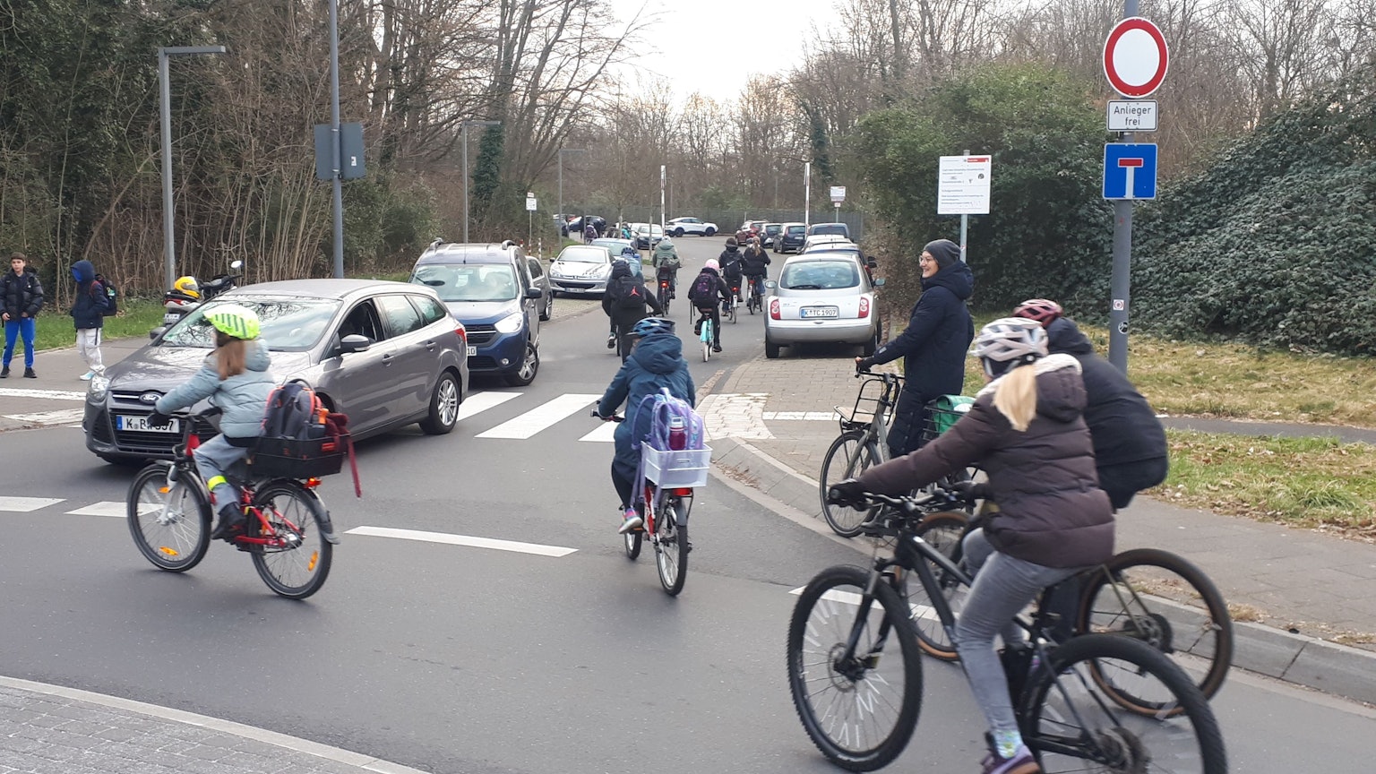 Rund 25 Personen waren bei der zweiten Demofahrt von „Kidical Mass“ und Schul-Eltern von Nippes zur Carl-von-Ossietzky-Gesamtschule dabei.