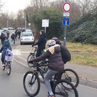 Rund 25 Personen waren bei der zweiten Demofahrt von „Kidical Mass“ und Schul-Eltern von Nippes zur Carl-von-Ossietzky-Gesamtschule dabei.