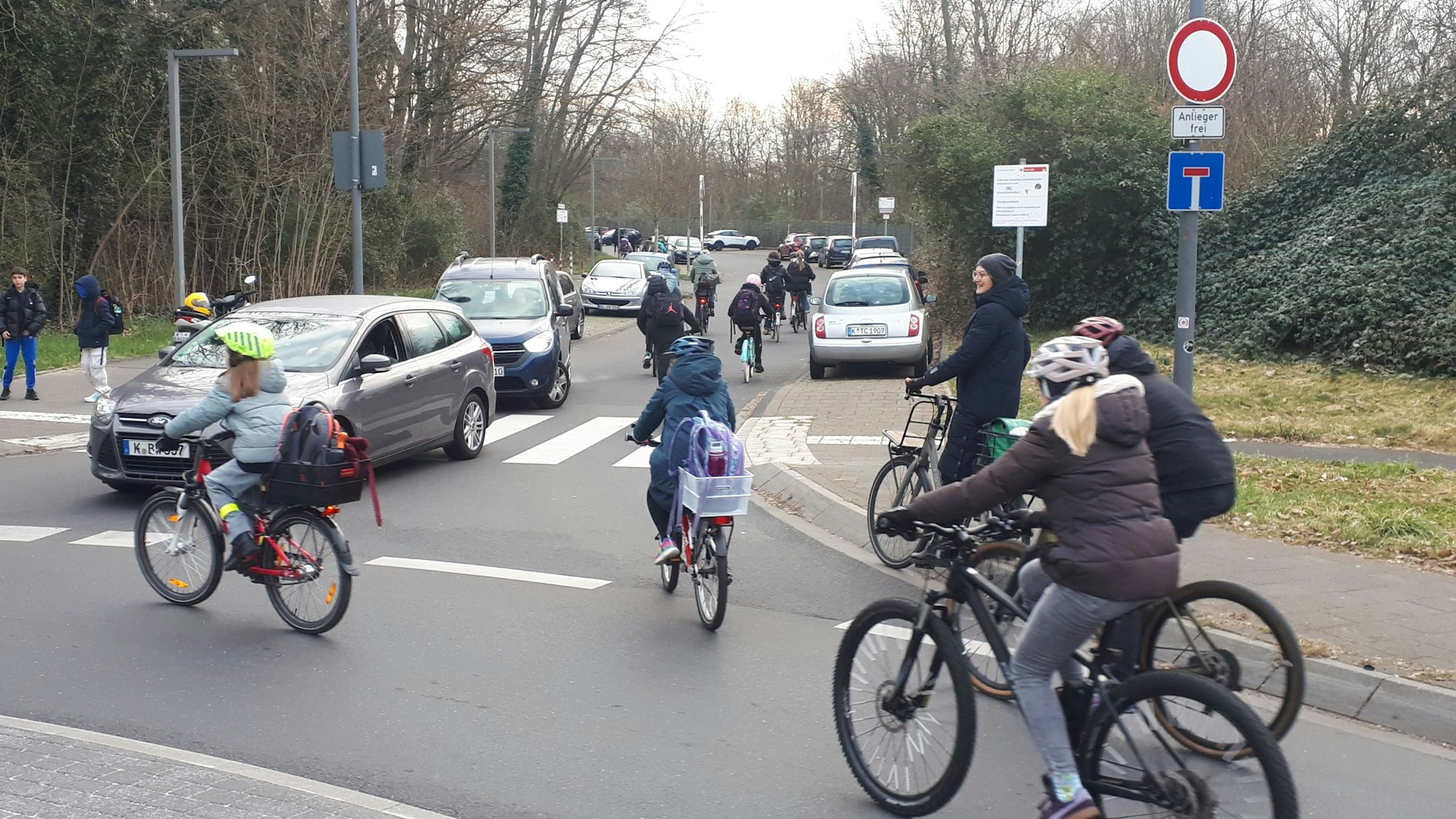 Rund 25 Personen waren bei der zweiten Demofahrt von „Kidical Mass“ und Schul-Eltern von Nippes zur Carl-von-Ossietzky-Gesamtschule dabei.