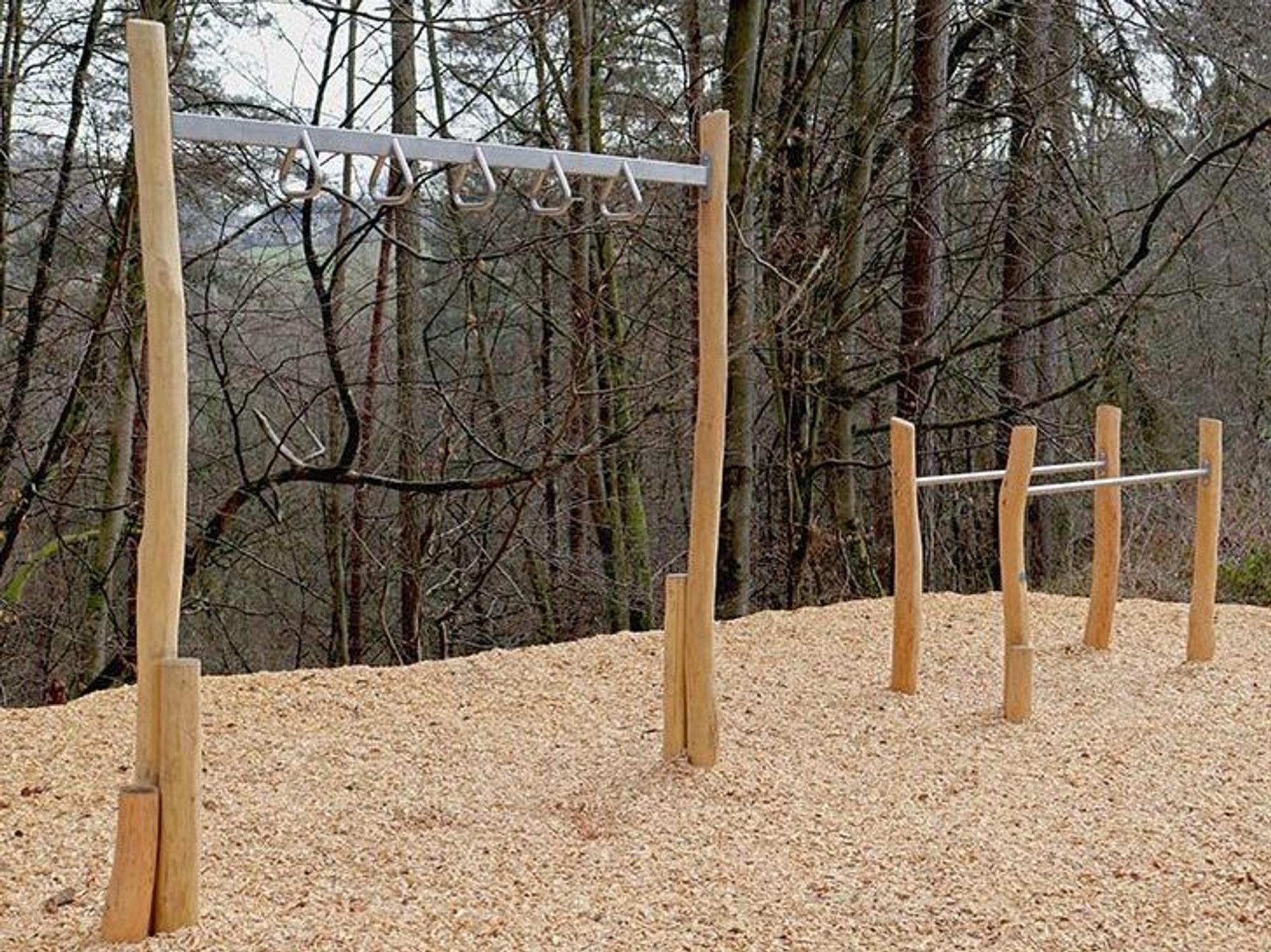 Zwei Trimm-dich-Geräte stehen im Wald