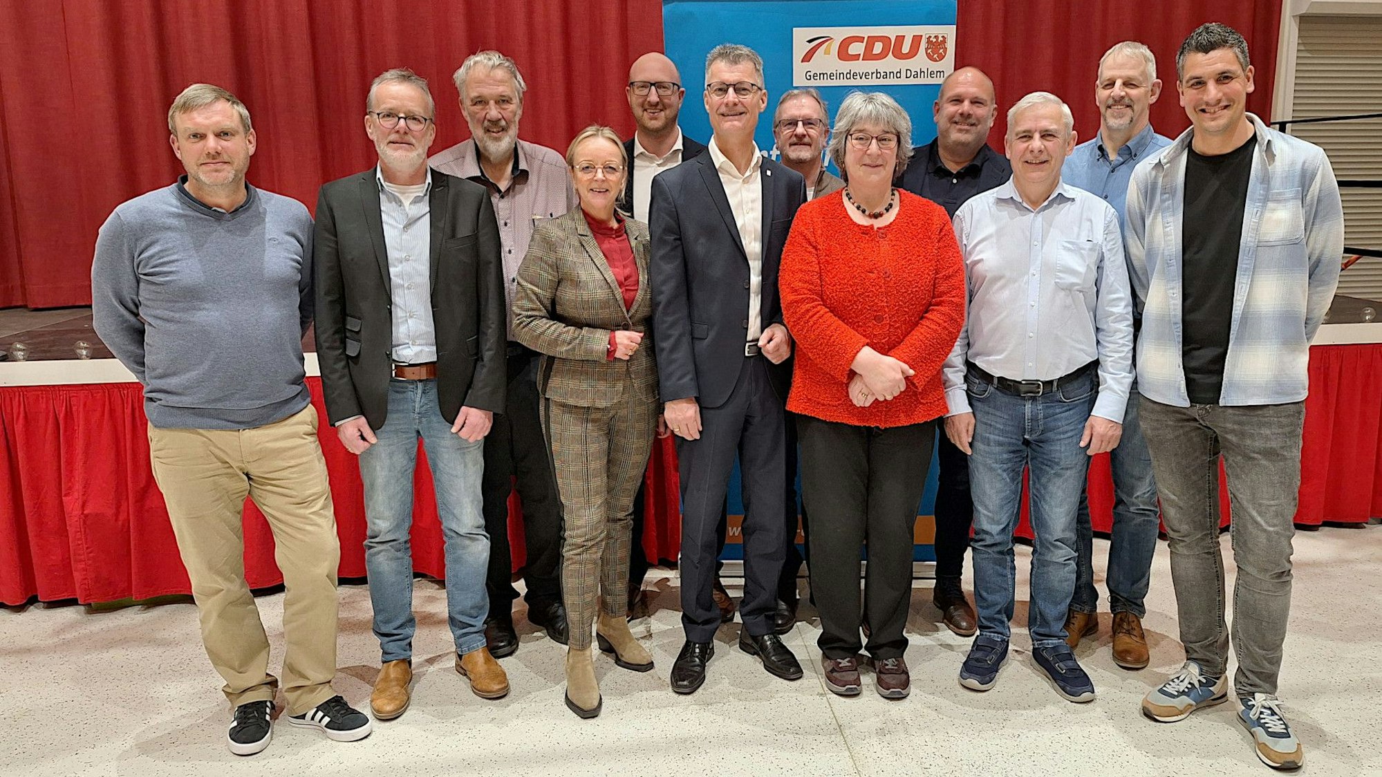 Das Bild zeigt die Kandidatinnen und Kandidaten, die sich in zwei Reihen aufgestellt haben.