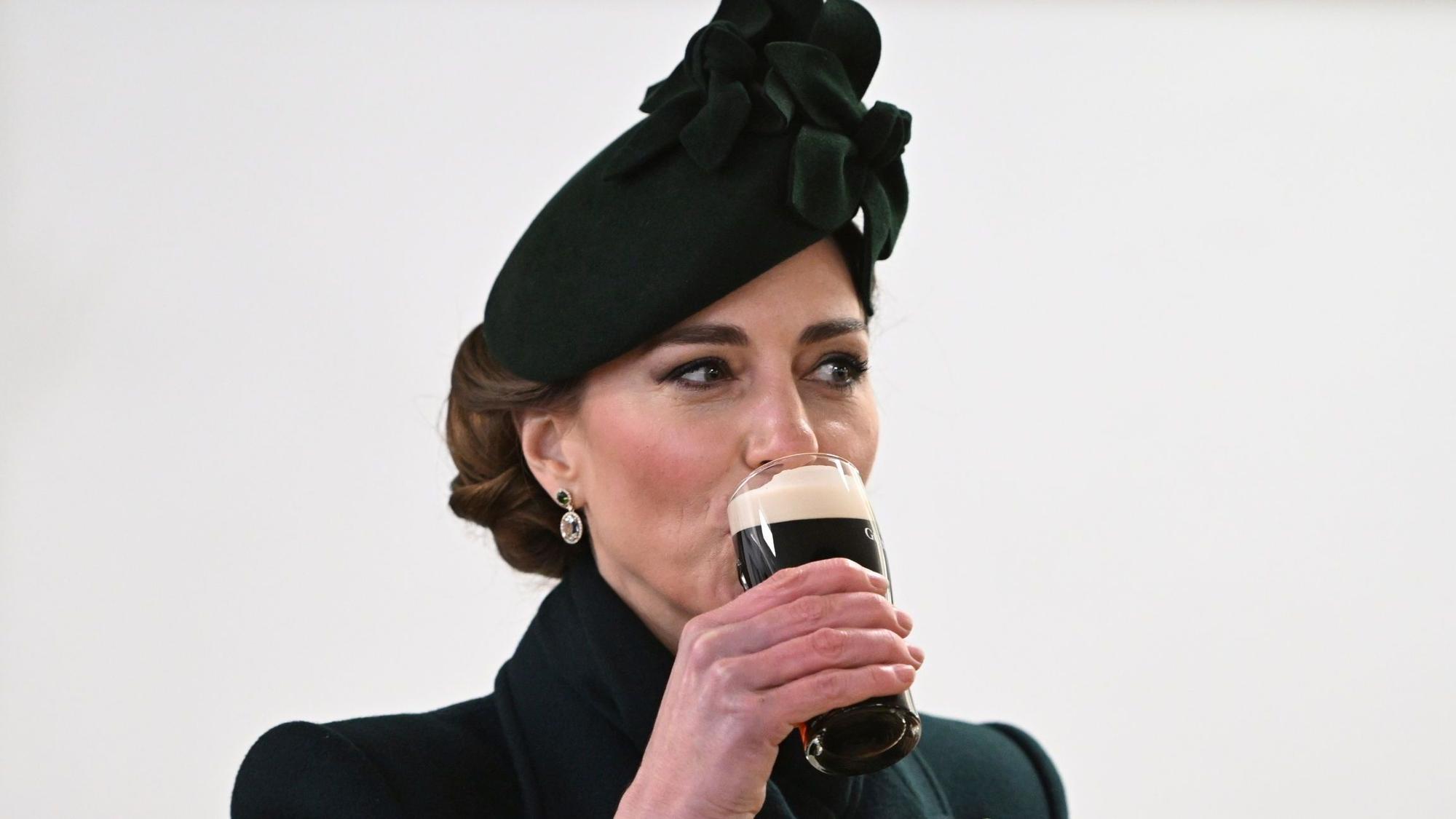 Prinzessin Kate trinkt Guinness während eines Empfangs mit den Irish Guards bei einer speziellen St. Patrick's Day-Parade und -Feier in den Wellington Barracks.