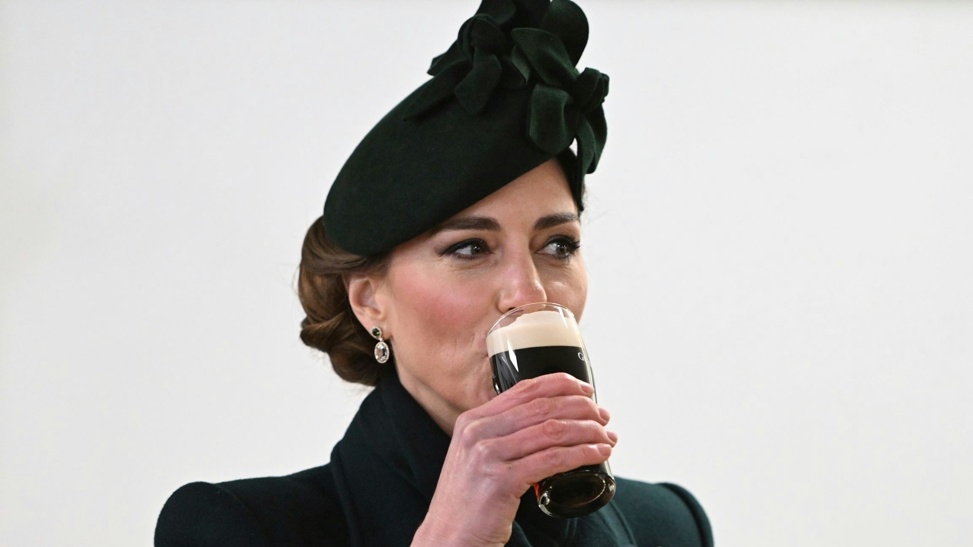 Prinzessin Kate trinkt Guinness während eines Empfangs mit den Irish Guards bei einer speziellen St. Patrick's Day-Parade und -Feier in den Wellington Barracks.