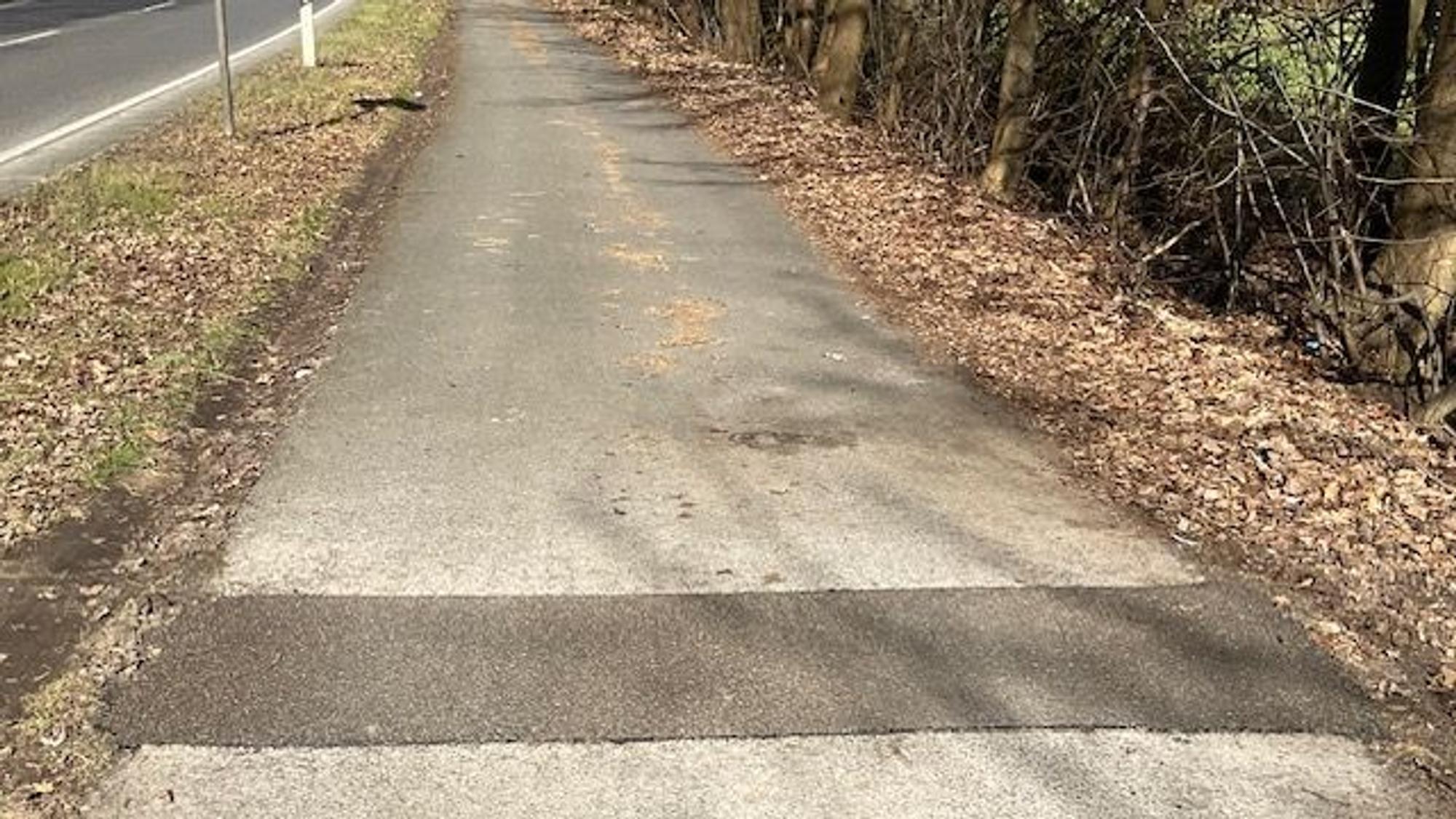 Provisorisch wurde das letzte Teilstück auf dem Radweg an der Industriestraße mit Asphalt geflickt.