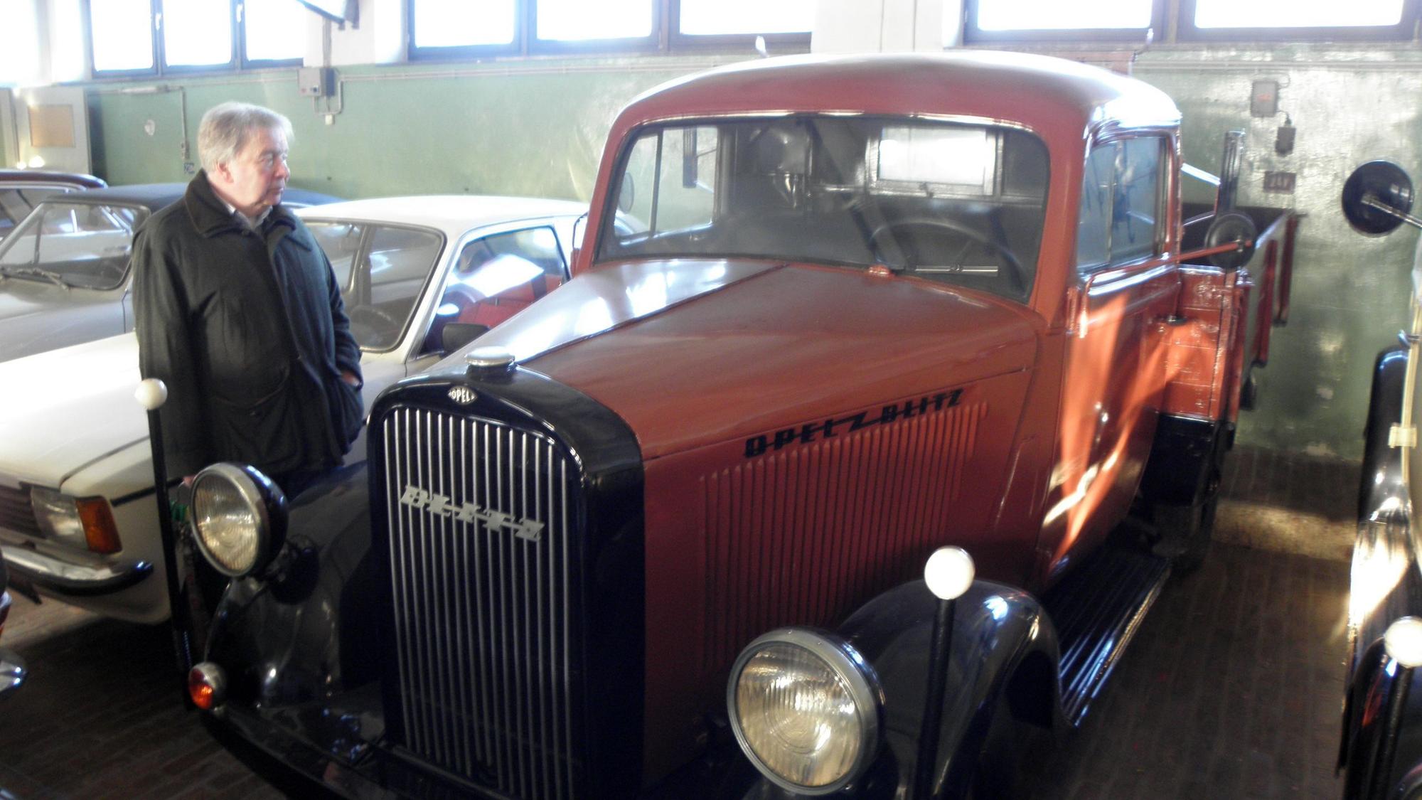 Der Opel-Blitz-Lastwagen ist zwischen anderen Oldtimern eingeparkt worden. Martin Degener betrachtet den Wagen genauer.