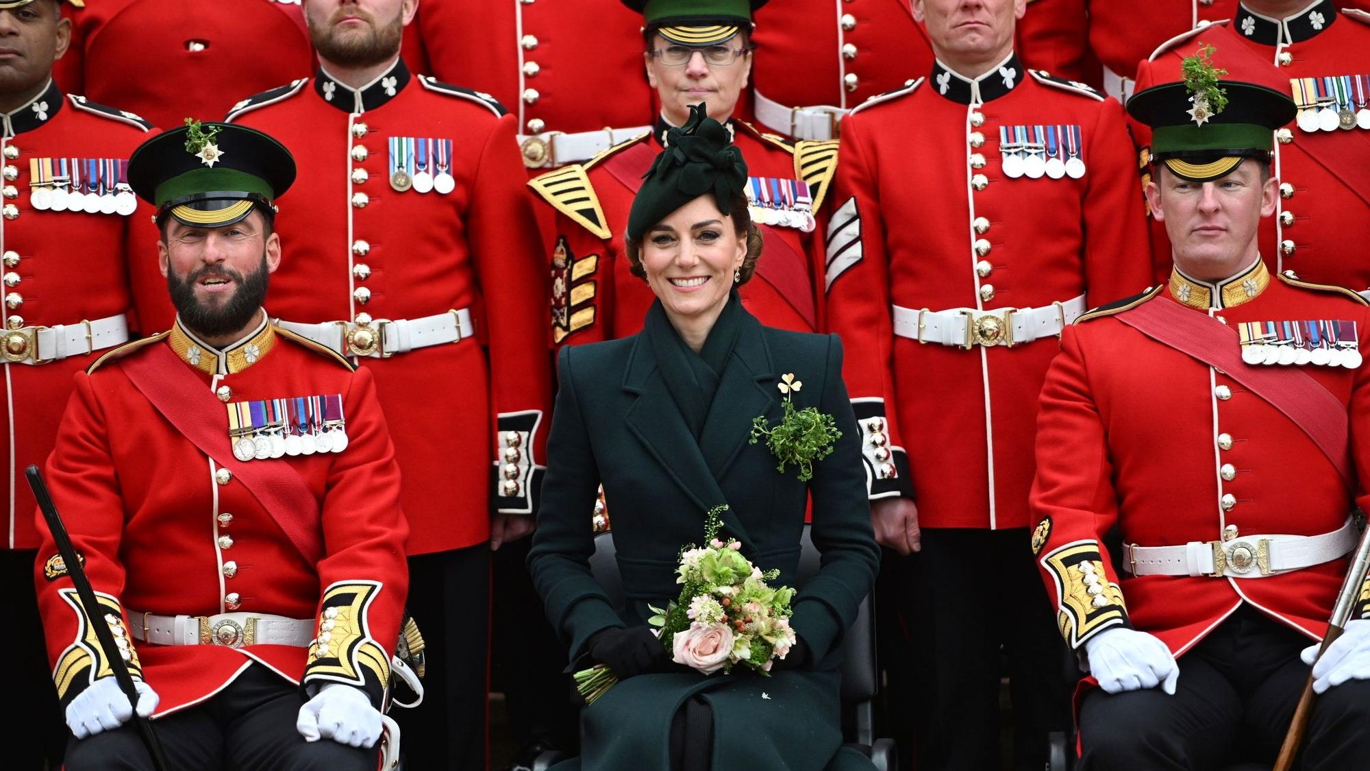 Prinzessin Kate posiert für ein Foto mit den Irish Guards bei einer St. Patrick's Day-Parade und -Feier in den Wellington Barracks.