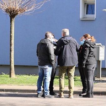 17.03.2025, Herne: Mehrere Personen und Polizei stehen vor einem Hauseingang. Die Polizei hat in Herne einen mutmaßlichen Messerangreifer erschossen. (zu dpa «Polizei erschießt mutmaßlichen Messerangreifer in Herne») Foto: Justin Brosch/dpa - ACHTUNG: Hausummer wurde(n) aus rechtlichen Gründen gepixelt +++ dpa-Bildfunk +++