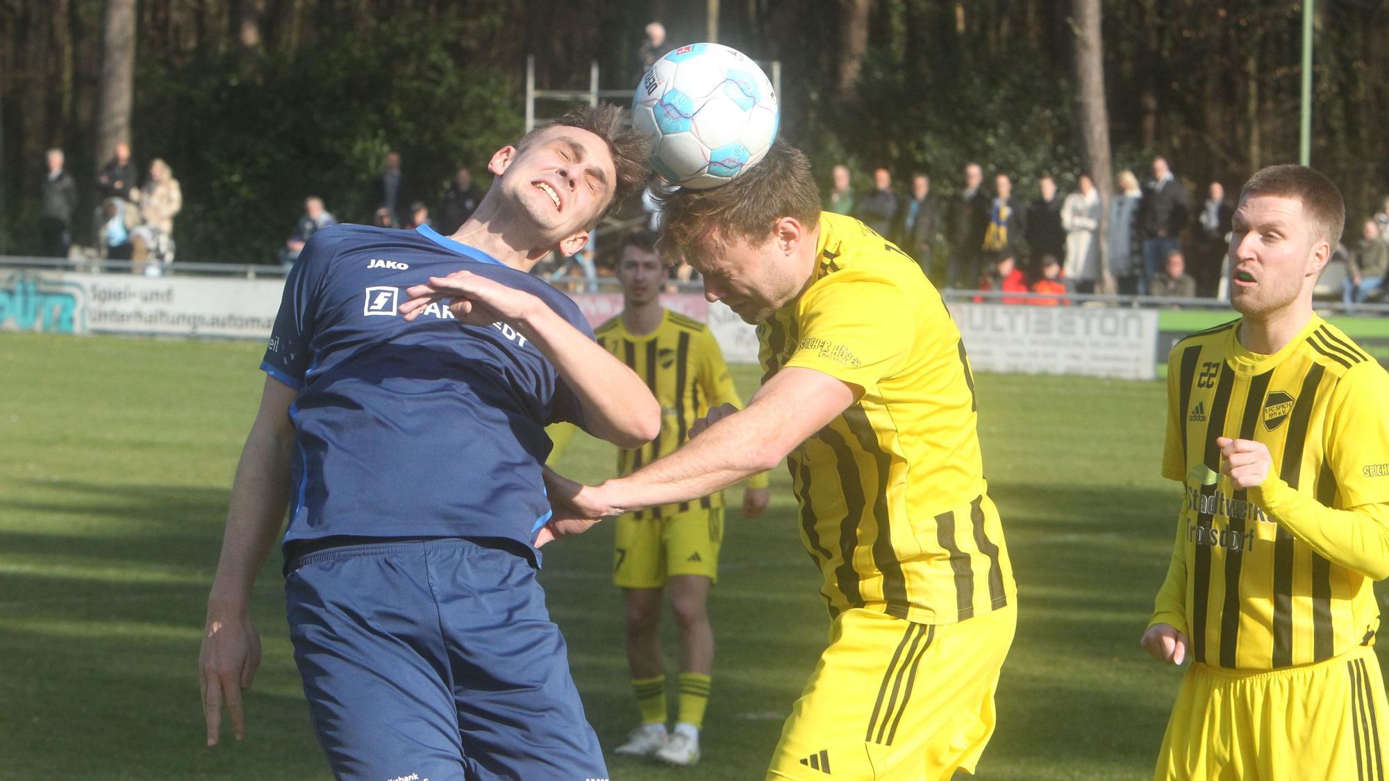 Augen zu und durch: Fabian Welt (rechts) vom 1. FC Spich.