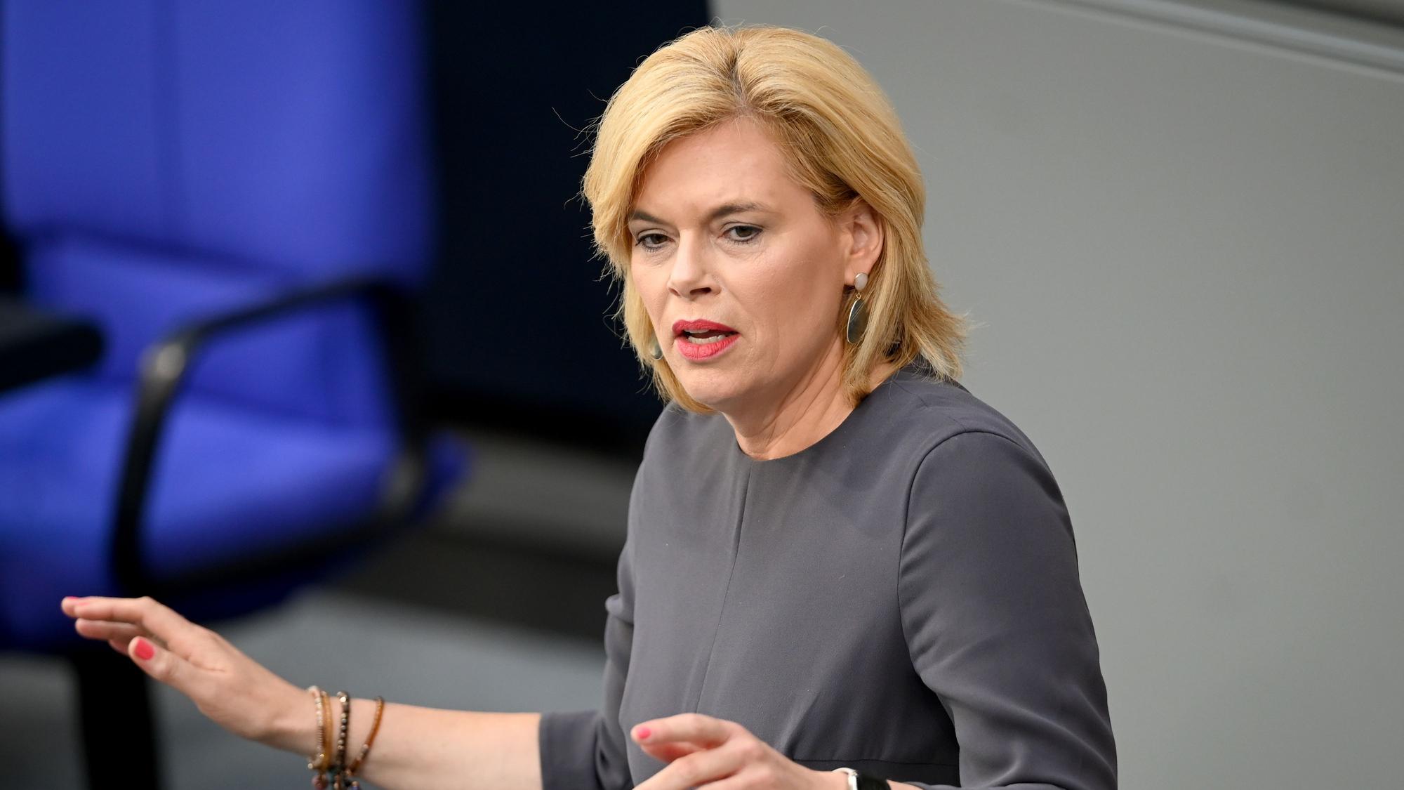 Julia Klöckner (CDU) spricht im Plenum des Bundestages während einer Debatte über Handels- und Außenwirtschaftsbeziehungen in der EU. (Archivbild)